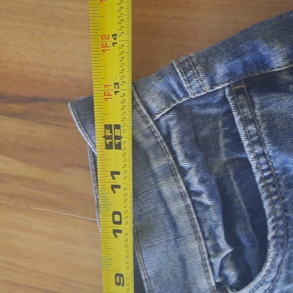 So high-rise relaxed Mom distressed cutoff jean shorts - Picture 6 of 8